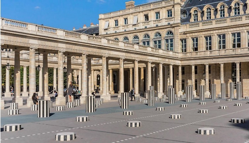 Palais royal. Королевский дворец в Париже. Пале-рояль в Париже. Королевский дворец Париж колонны. Дворец Пале рояль сейчас.